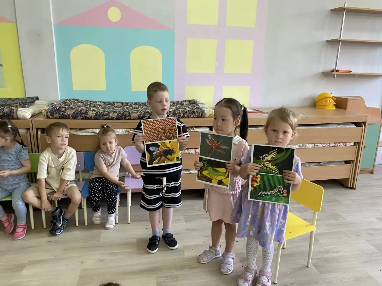 Беседа на тему «Насекомые»
  Познакомить детей с насекомыми; жук, бабочка,божья коровка. 
Дать знани