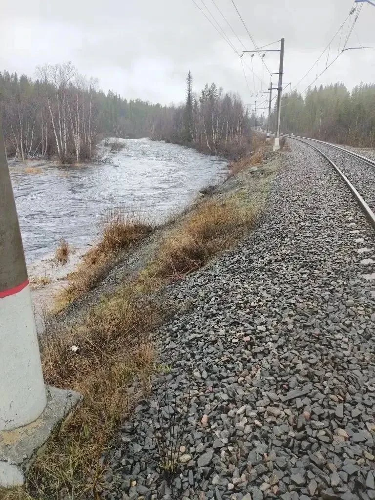 🌊 В Коле ожидают подъём воды до 330–340 см  По прогнозу Мурманского УГМС, пик уровня воды может прий