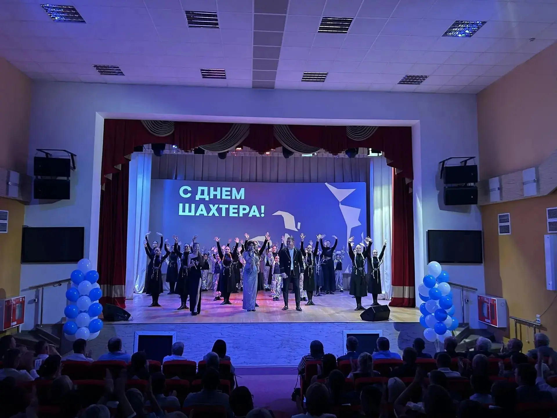 В канун Дня шахтера Образцовый самодеятельный коллектив ансамбль танца "Академия" (руко...