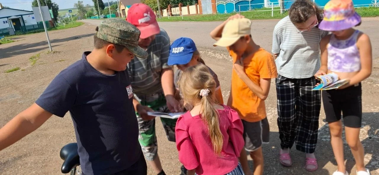 Юлда сак булырга өндәп      

      Рапат авылында  җәйге уку залы чикләрендә  балалар өчен юл хәрәк