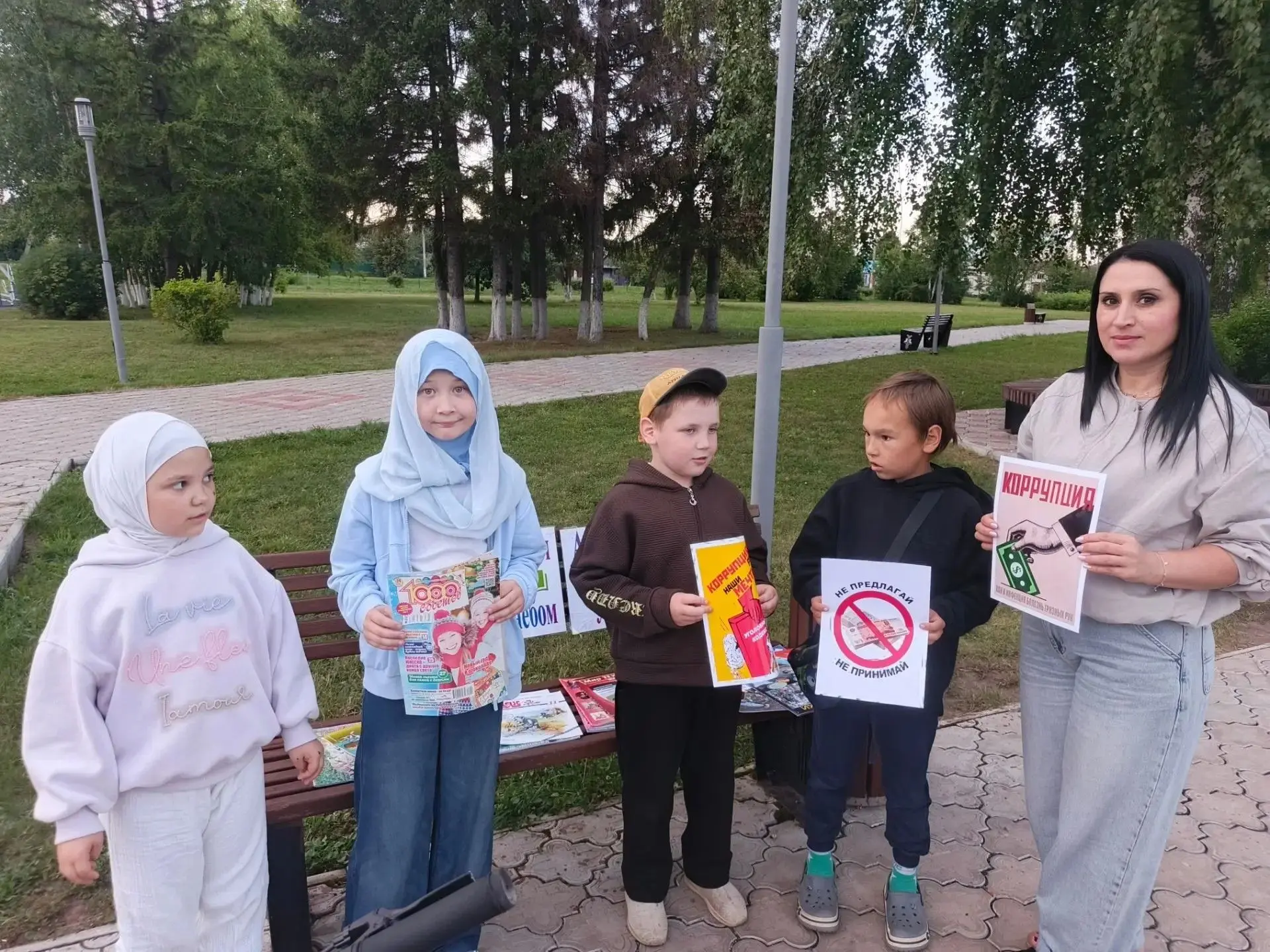 В парке отдыха им. А.М. Булатова библиотекарь Центральной детской библиотеки имени С.В....