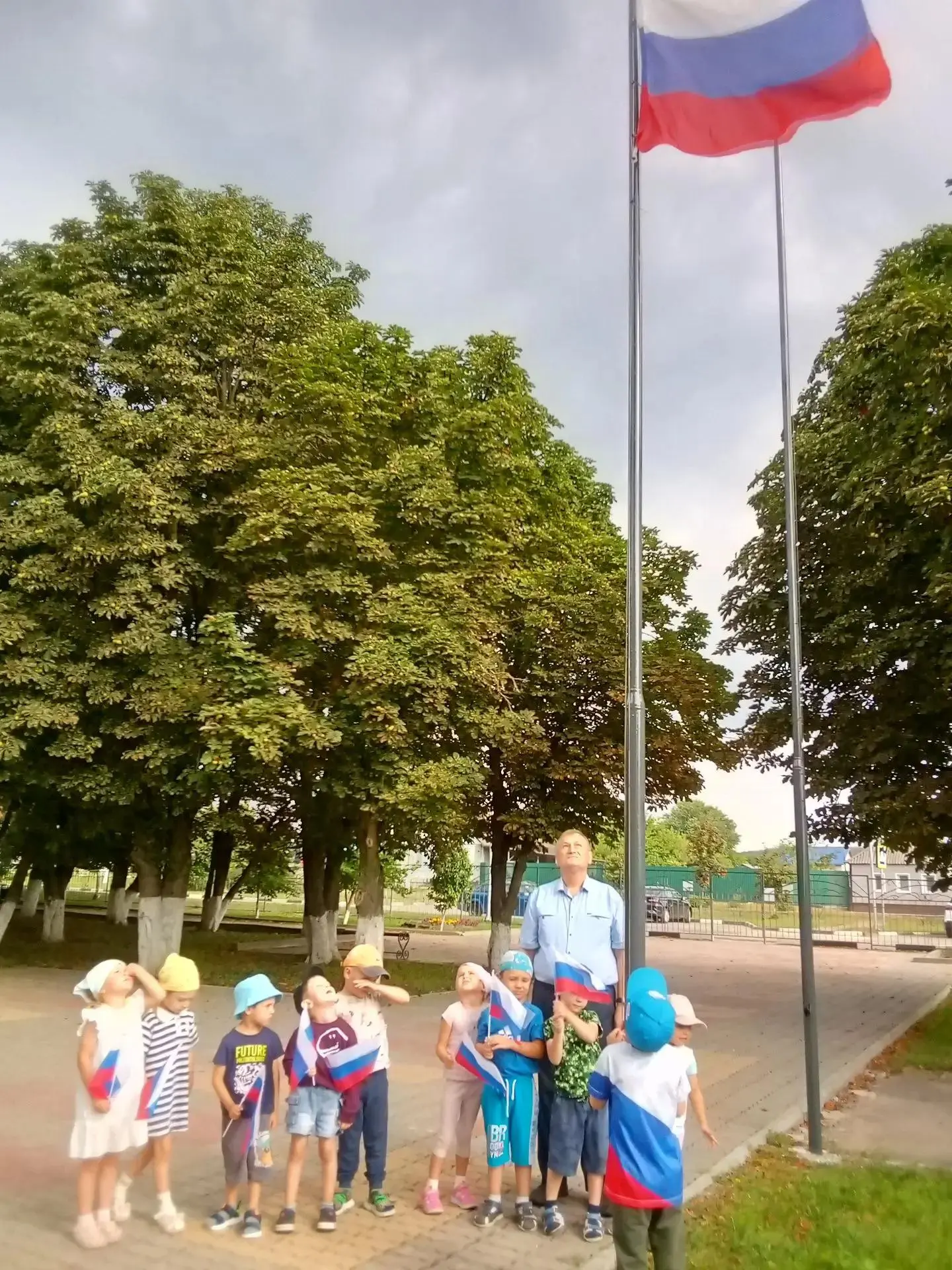 Торжественное поднятие Флага России: момент, который запомнится!