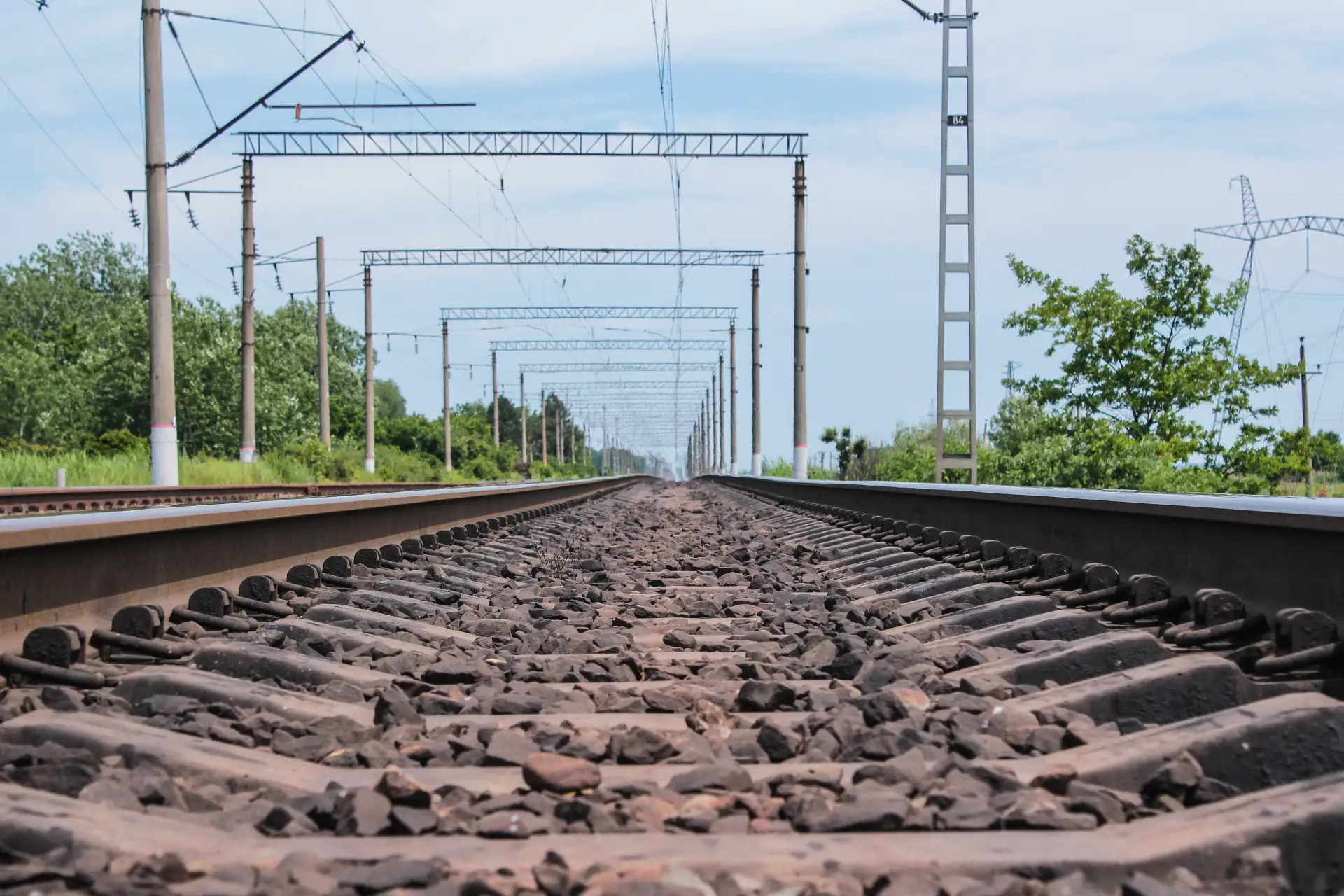 🚞 Правила поведения на железнодорожном транспорте и путях 

Дети и подростки, играя на железной дор