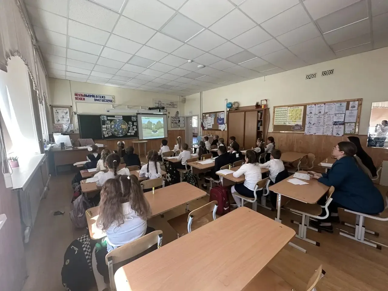 🌱 «Планета в наших руках» — так назывался открытый урок, который прошёл в 1 «А»!  Юные экологи отпра