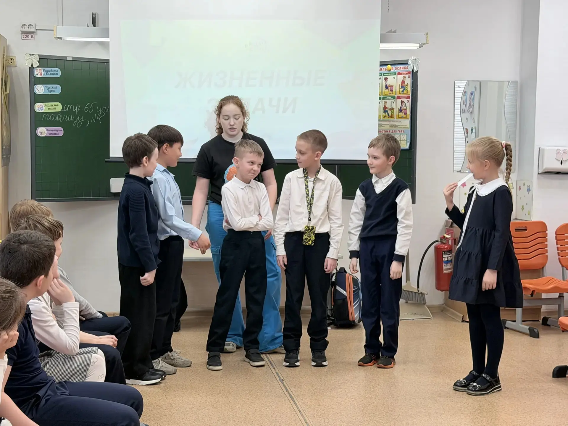 👩🏼‍🏫Во 2 «Г» классе прошёл урок «Дружбы», который провели работники лагеря «Радость». Ребята не прос