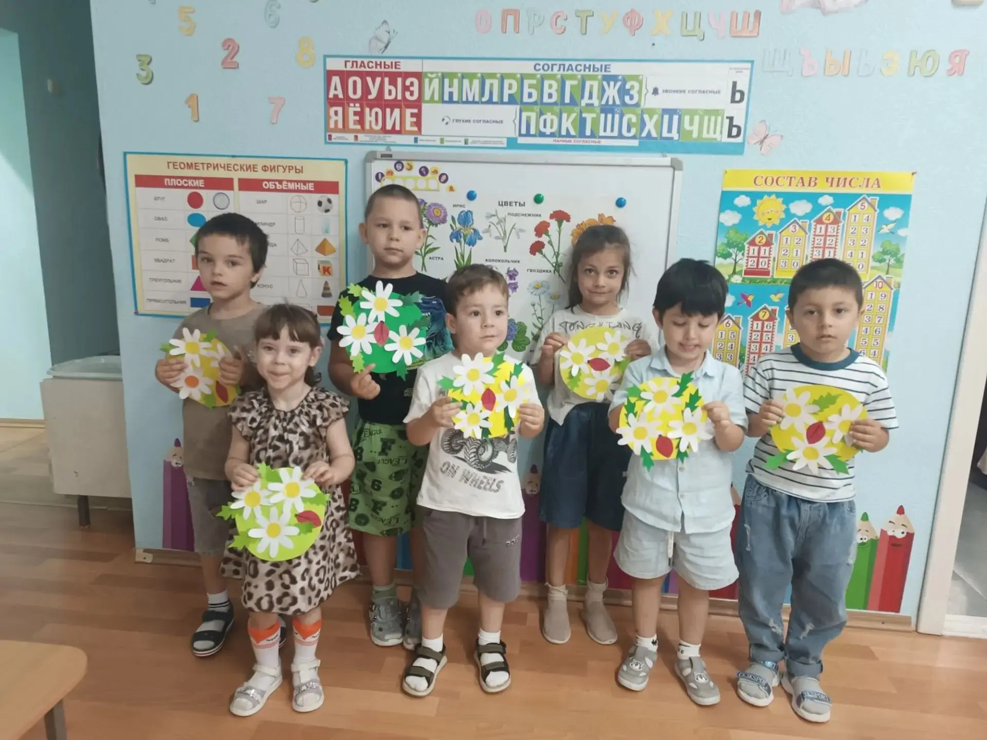 Я ромашку на лугу
Отыскать всегда смогу:
В белом платьице она
И нарядна, и скромна.
⁣
24 июня наш де