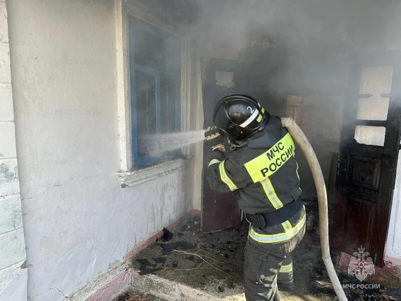 🔥 В поселке Отрадовка Новотроицкого округа потушили пожар в жилом доме