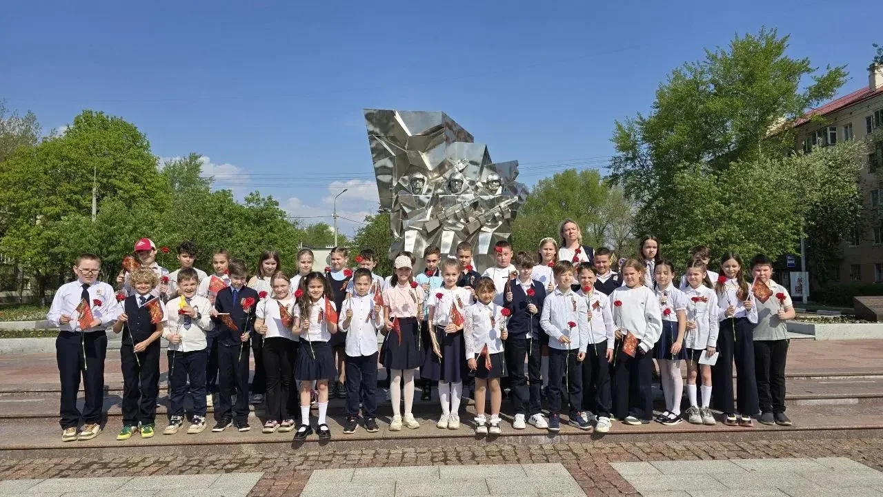 Ученики начальных классов 7-8 мая возложили цветы к памятнику Подольским курсантам 💐