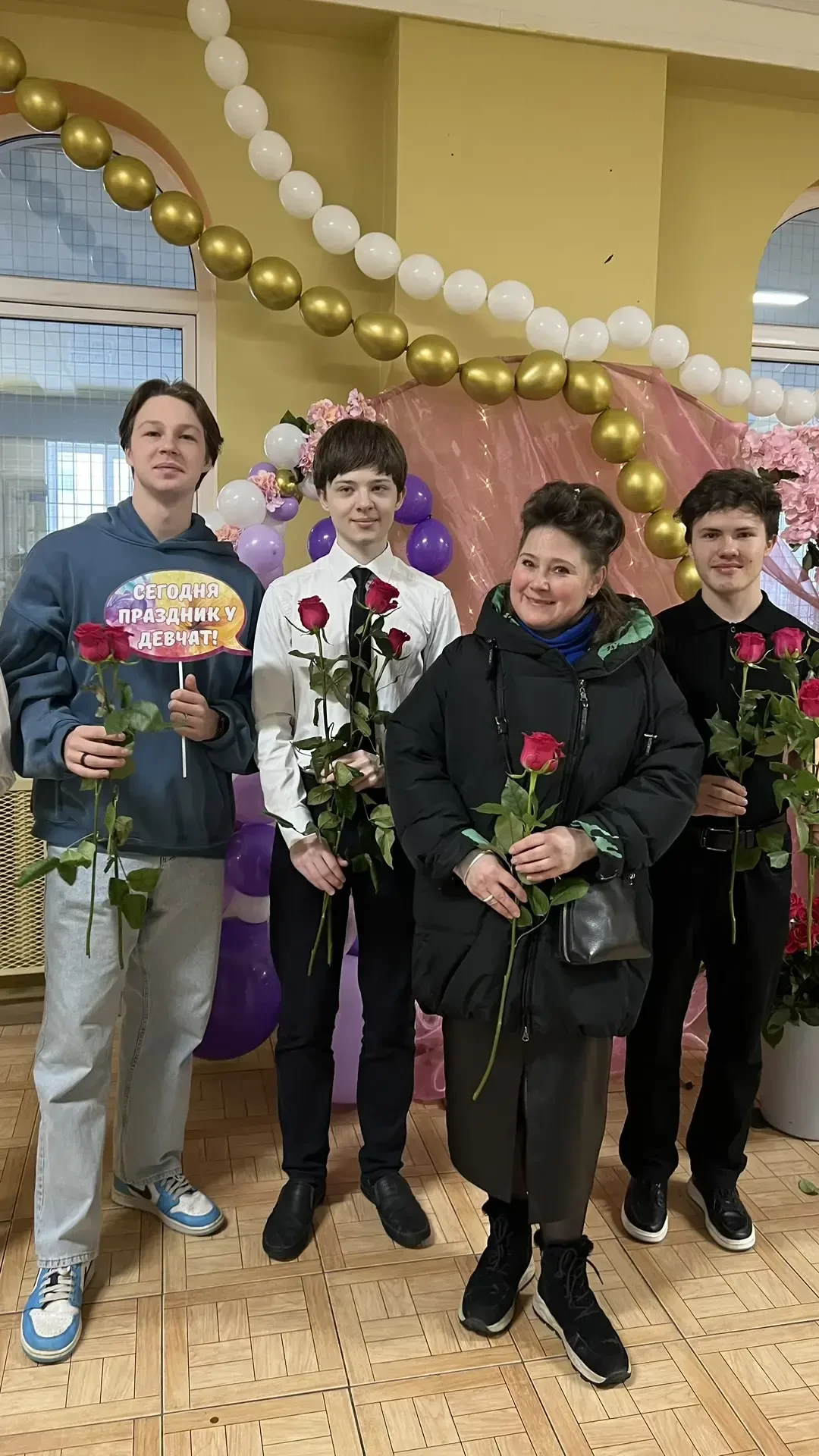 Весна в школе 🌷  Сегодня с самого утра наша школа окунулась в необычайно эмоциональную атмосферу нас