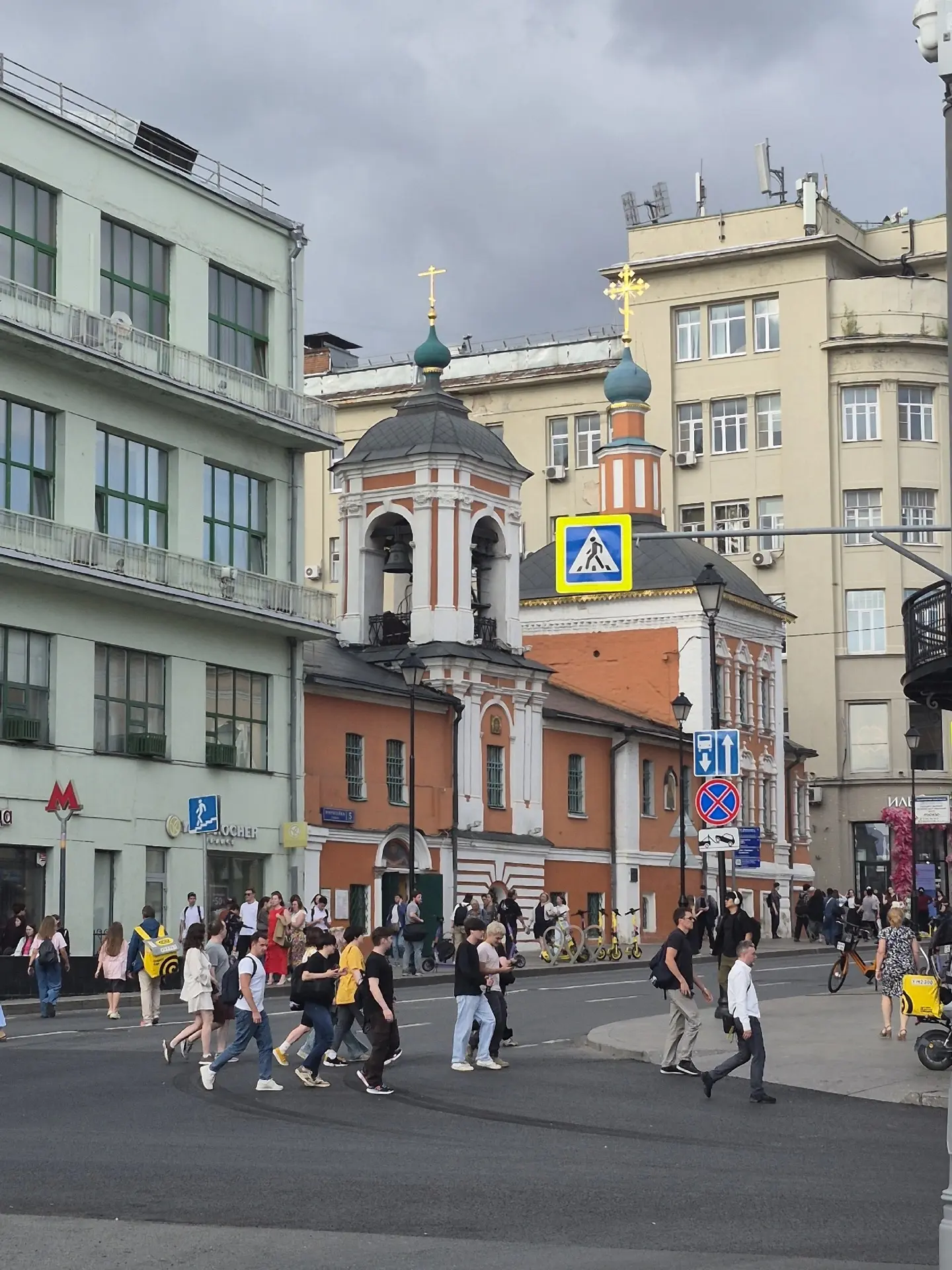 Из всех любимых мной святых мест Москвы это самое необычное. Церковь святителя Николая в Кленниках. 