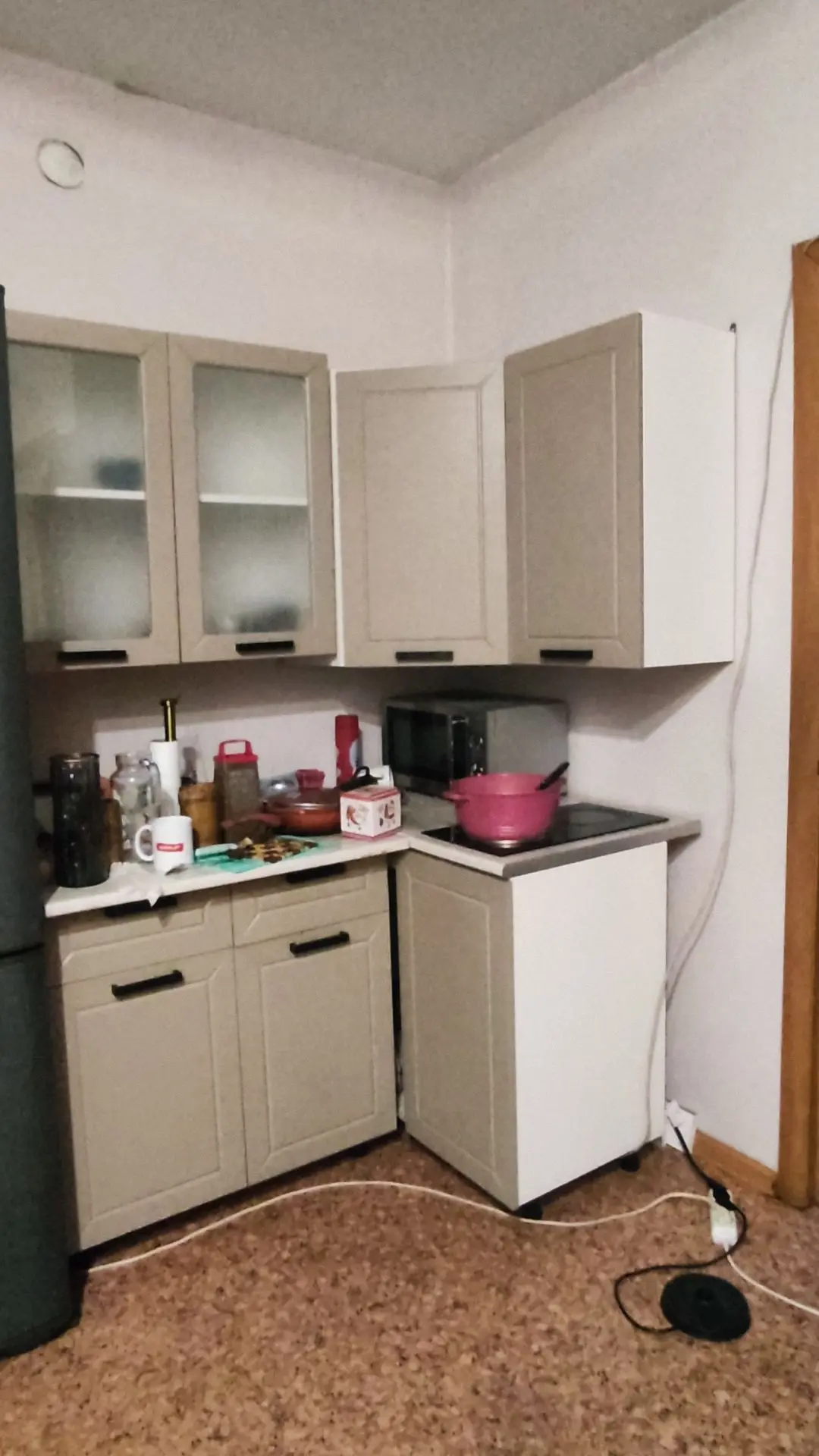 Продам кухонный гарнитур со встроенной плиткой, состояние отличное. Самовывоз, 14 тыс, ...