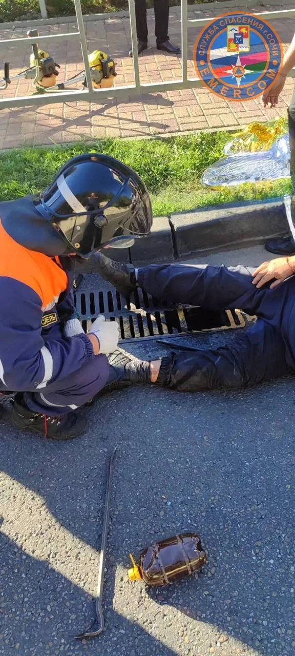 📌В Сочи мужчину пришлось вырезать из дождеприёмника.