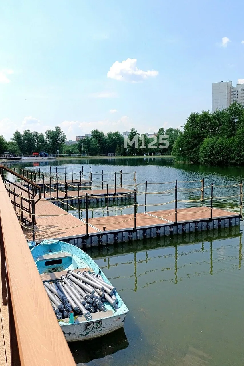 «🛶Скоро поплывем на лодочках по пруду! Пристань почти готова 👍», — делится подписчик.

Этого мы то