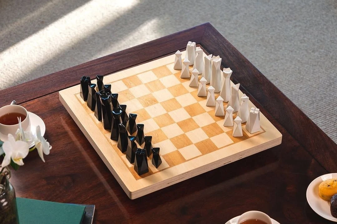 ♟ Шахматный минимализм 

Шахматный набор от австралийского производителя игр Planet Finska — яркий п