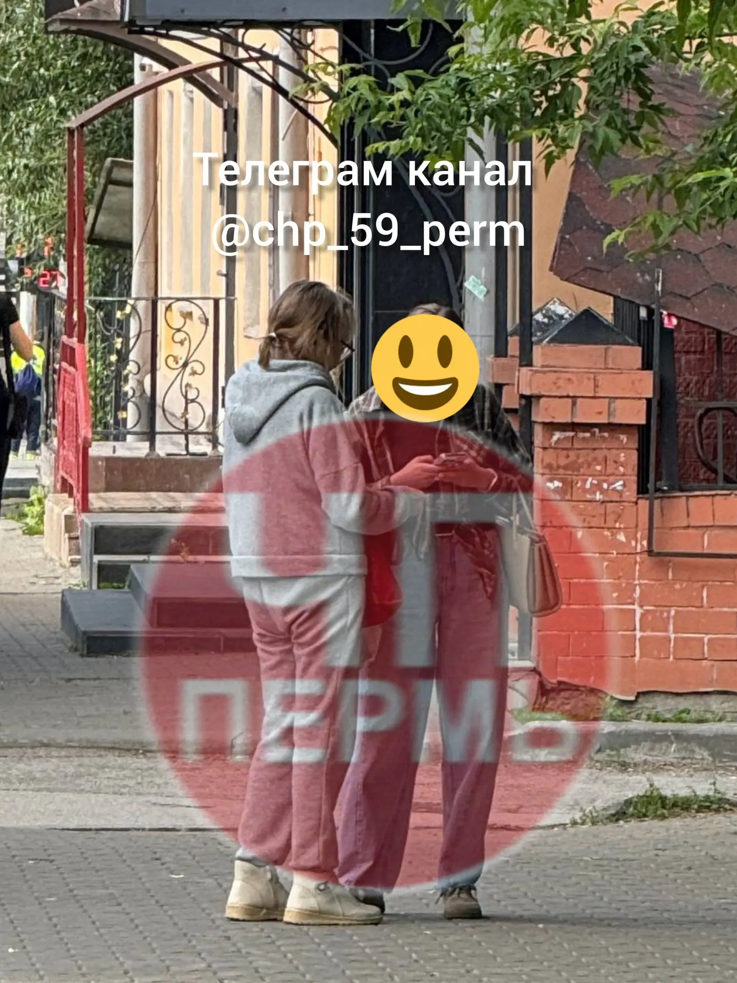 🔴на газете звезде, ходит женщина/бабушка в серой одежде (лет 50-60) просит у всех купить ей поесть
