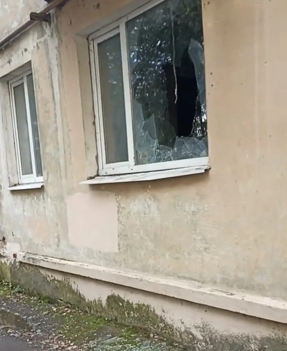 Старое здание на ДЗФС рядом со школой...