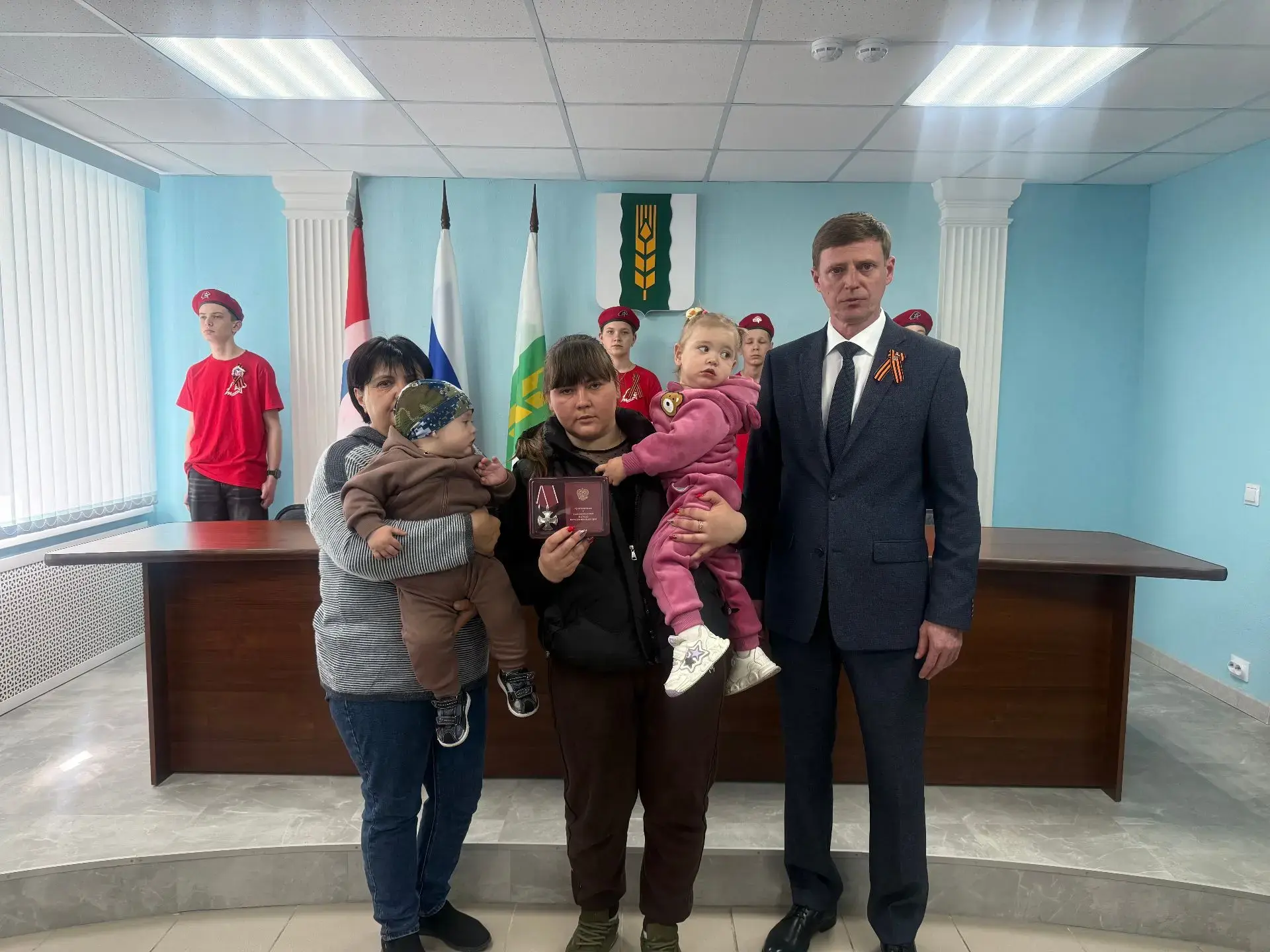 Юнармейцы отряда «Сокол» имени Героя РФ Н.И. Данильченко приняли участие в церемонии вр...