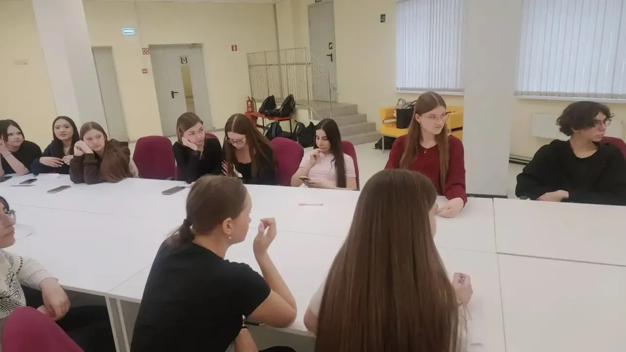 На днях наши девятиклассники превратились в настоящих исследователей. Две команды сразились в захват