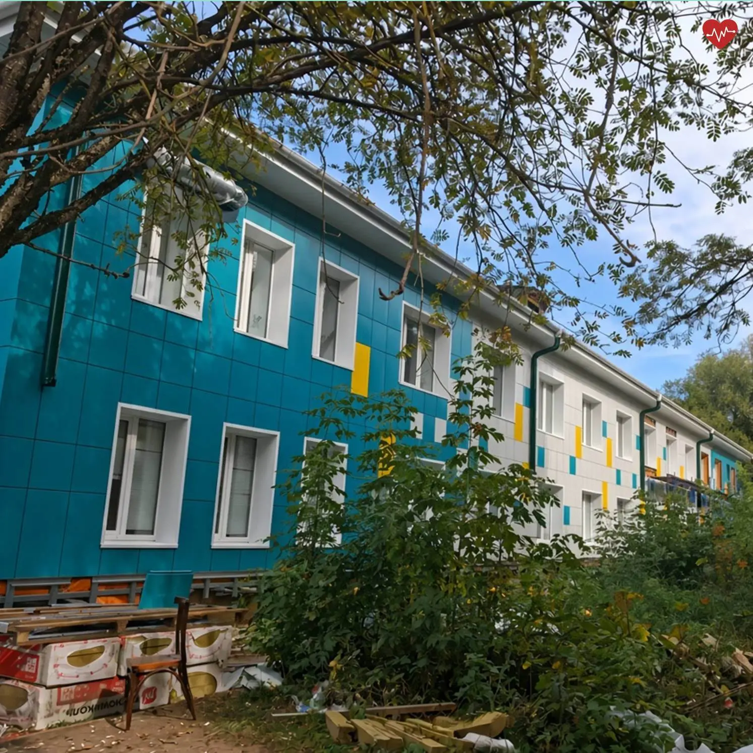 В Кондрово продолжается капитальный ремонт детской поликлиники.