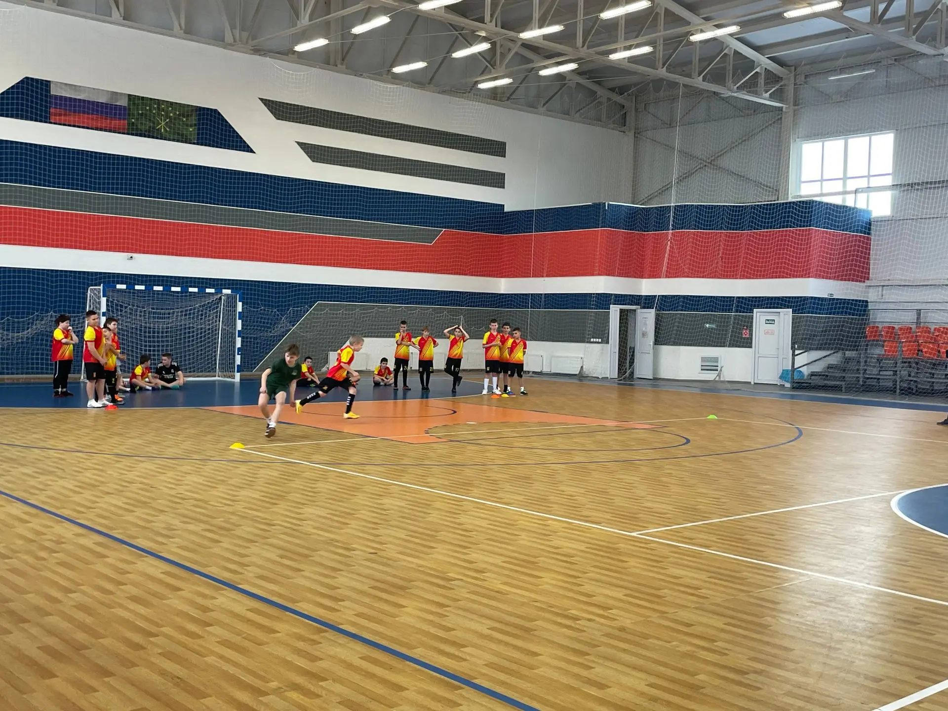 В современном спортивно-оздоровительном комплексе занимаются юные футболисты в возрасте...