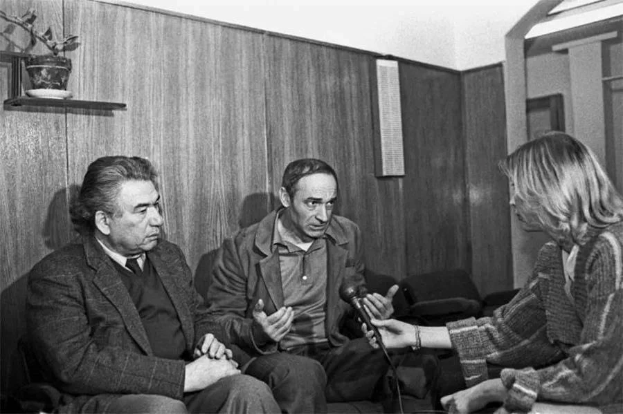 Журналист берет интервью у Валентина Гафта и писателя Чингиза Айтматова, 1986 год

Наши группы:
Сове