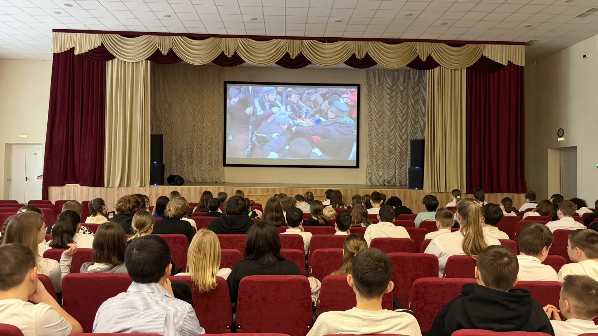 📚 Урок исторической памяти🇷🇺  В рамках празднования воссоединения Крыма с Россией учащиеся 7-х класс