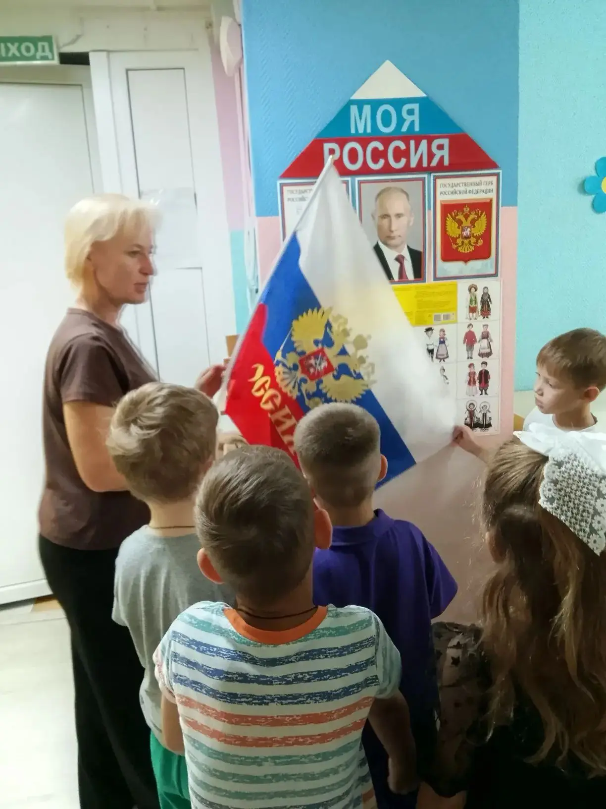 Воспитанники МАДОУ №123 празднуют День Государственного флага Российской Федерации! 🇷🇺