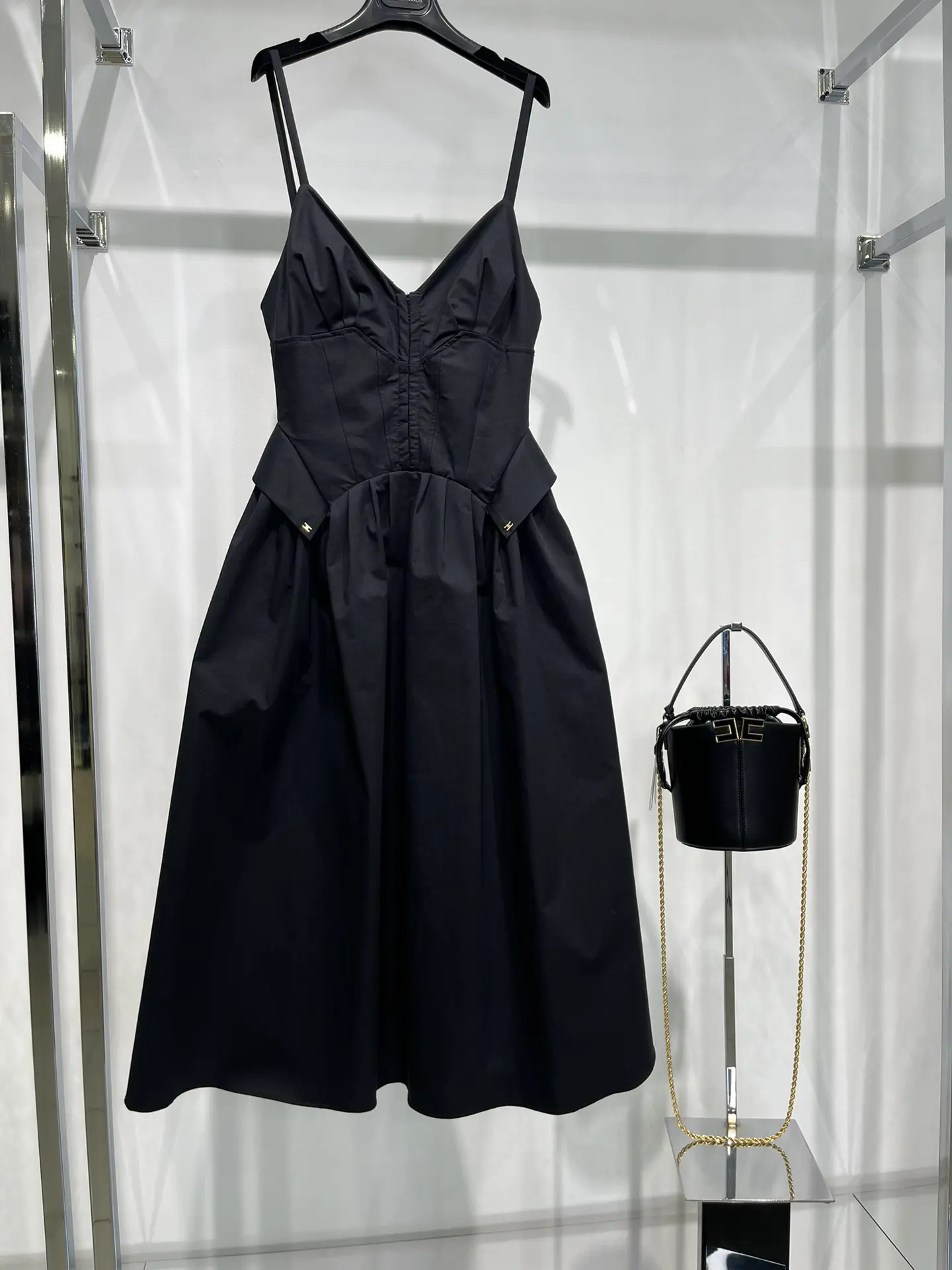 Платье ELISABETTA FRANCHI
Цена со скидкой 53280

Сумка ELISABETTA FRANCHI
Цена со скидкой 32910

Бут