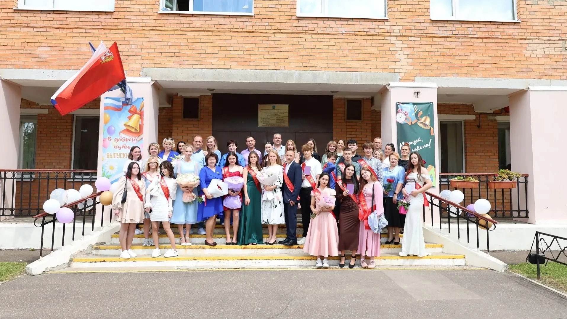 🎉 Ура! В МБОУ СОШ «Лесные озёра» прошли выпускные у 9‑х и 11‑го классов! 🎉

Этот день был по-особе