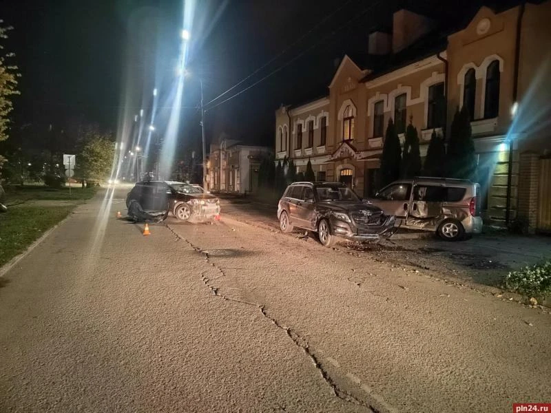 В Пскове попытка обгона поворачивающего налево автомобиля привела к травме водителя при...
