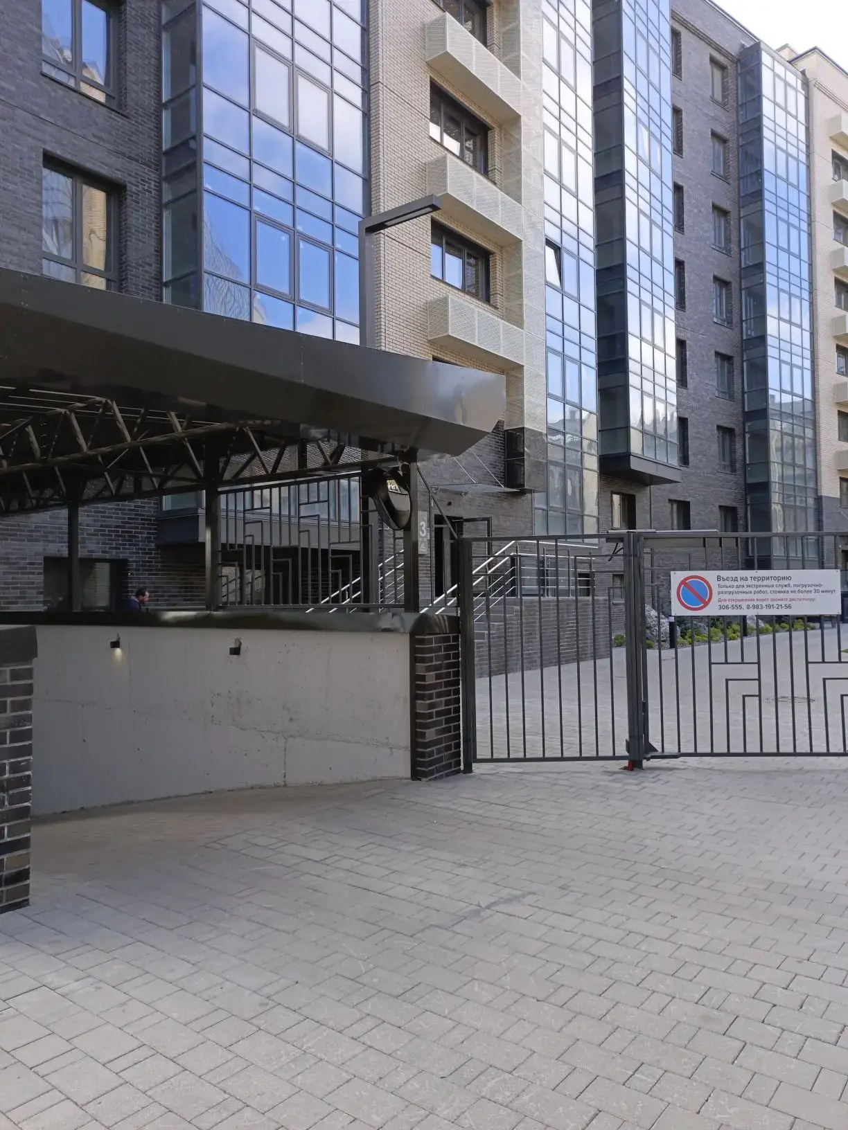 Установили сферическое зеркало у въезда в паркинг по адресу: ул. Авиаторов, 1В.
