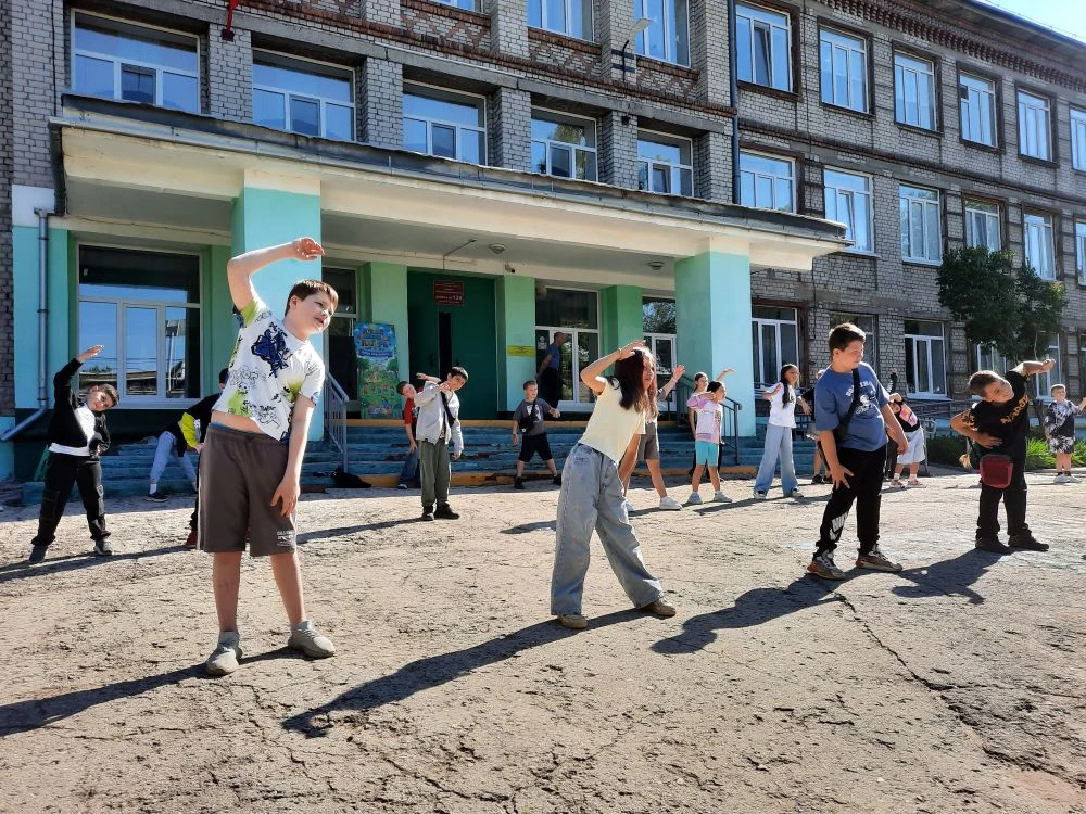 Пятяй день нашего лагеря дневного пребывания выдалась невероятно солнечной и творческой. День был на