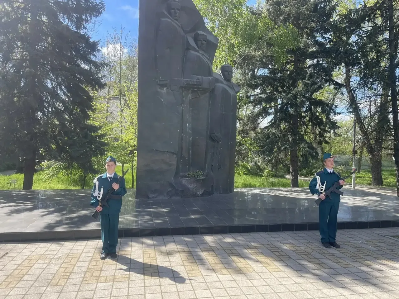 🇷🇺 Честь и ответственность: наши ребята на Посту №1  1 и 2 мая наши старшеклассники приняли участие 