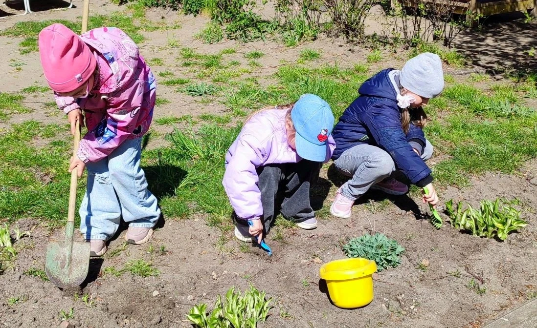 Вот и наступили теплые весенние дни🌤 и  ребята подготовительной группы "Солнышко" решили озеленить🌿с