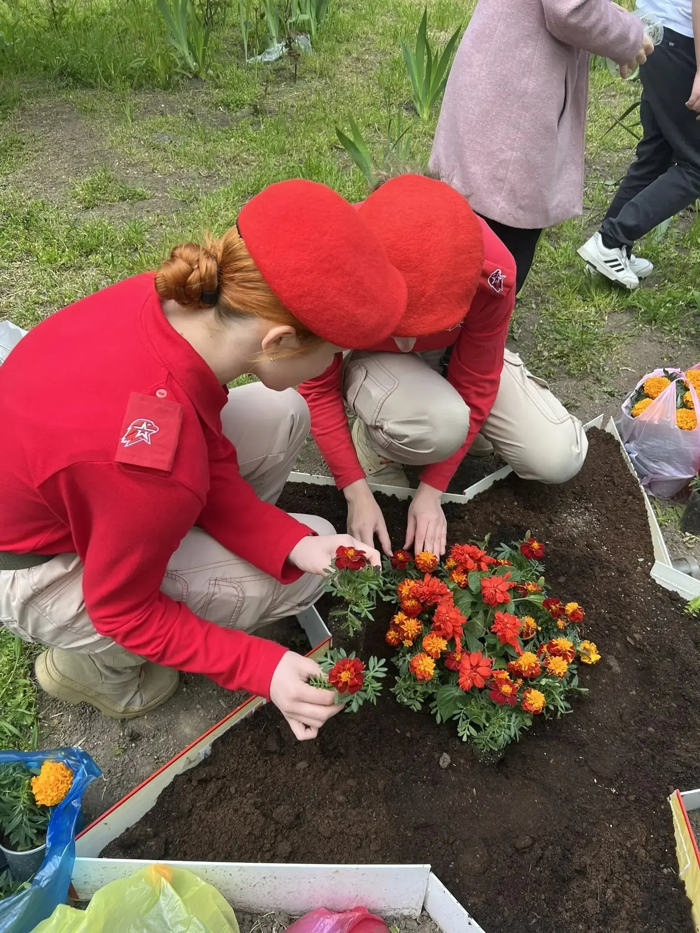 🌺 Клумба Победы: память, цветущая бархатцами  Учащиеся МАОУ «Гимназия №34» совершили благородное дел