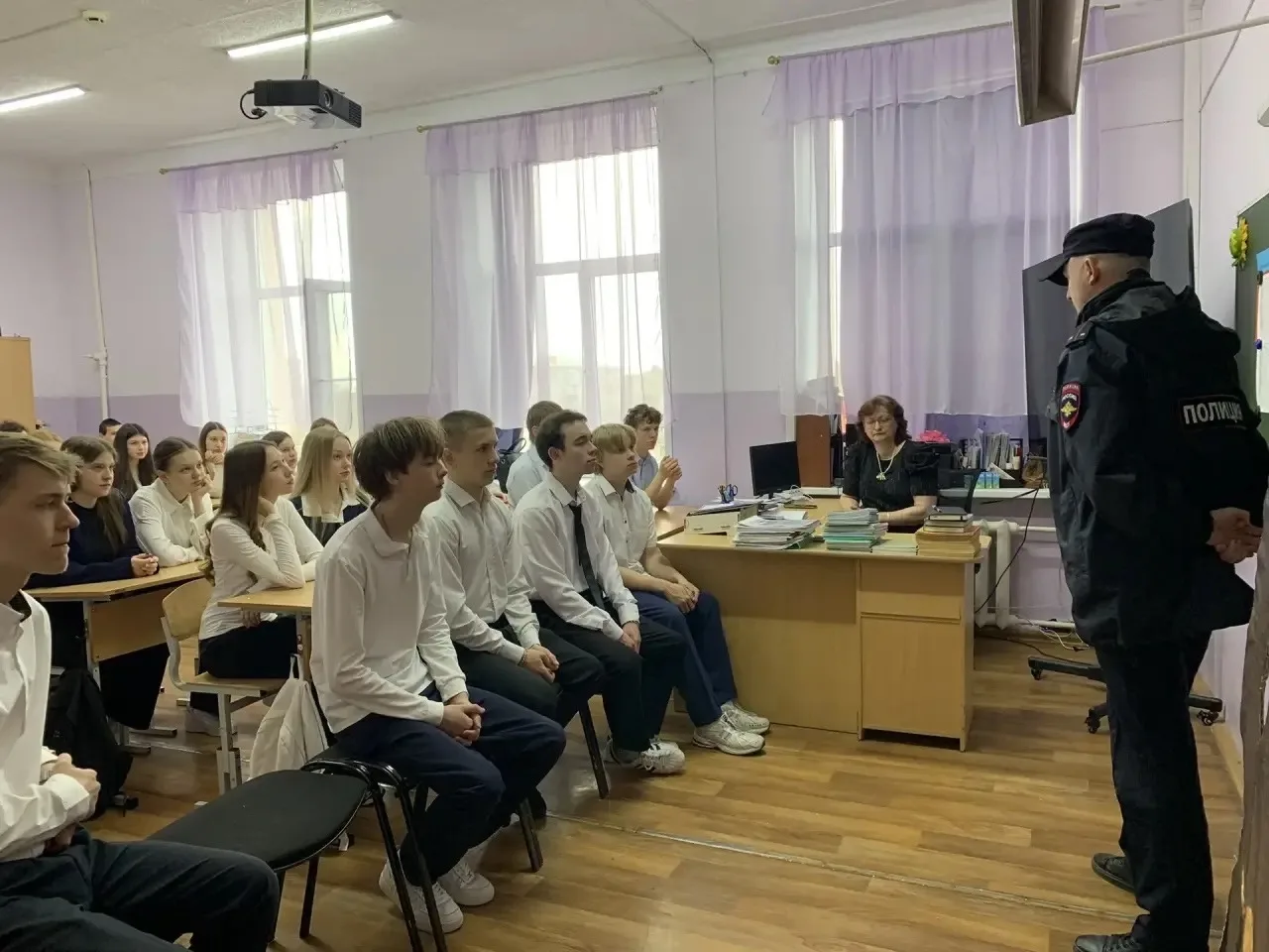 👮🏻‍♀️В МБОУ СОШ №4 состоялась профилактическая встреча учащихся старших классов с сотрудником ОМВД Р