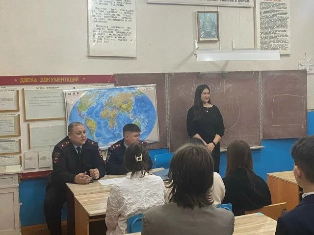 Перед зимними каникулами состоялась встреча с сотрудниками полиции. Обсудили правила до...