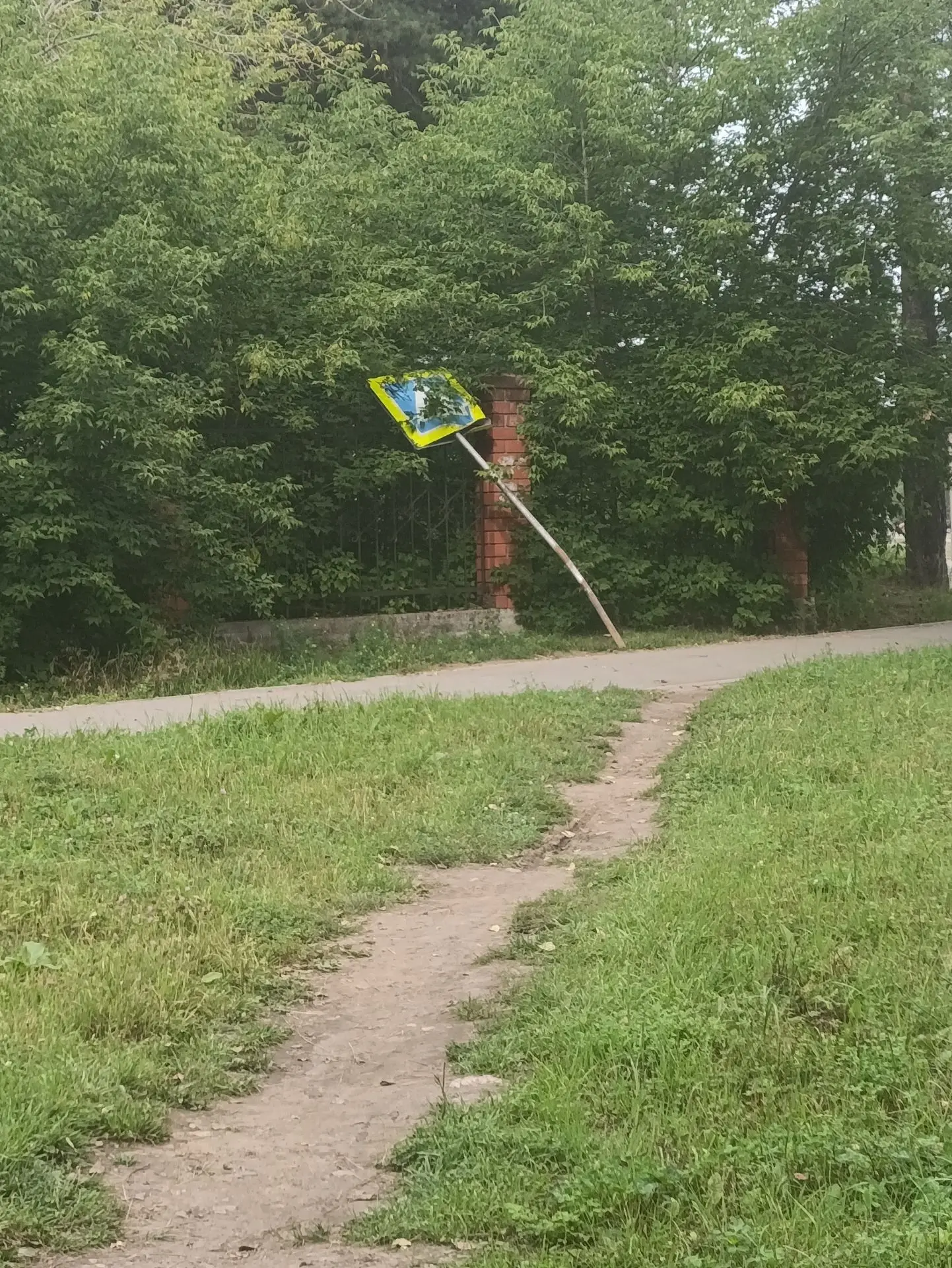 Остановка Узел связи. Что то знак не на месте. Да и вообще, кто знает, что он там делает?