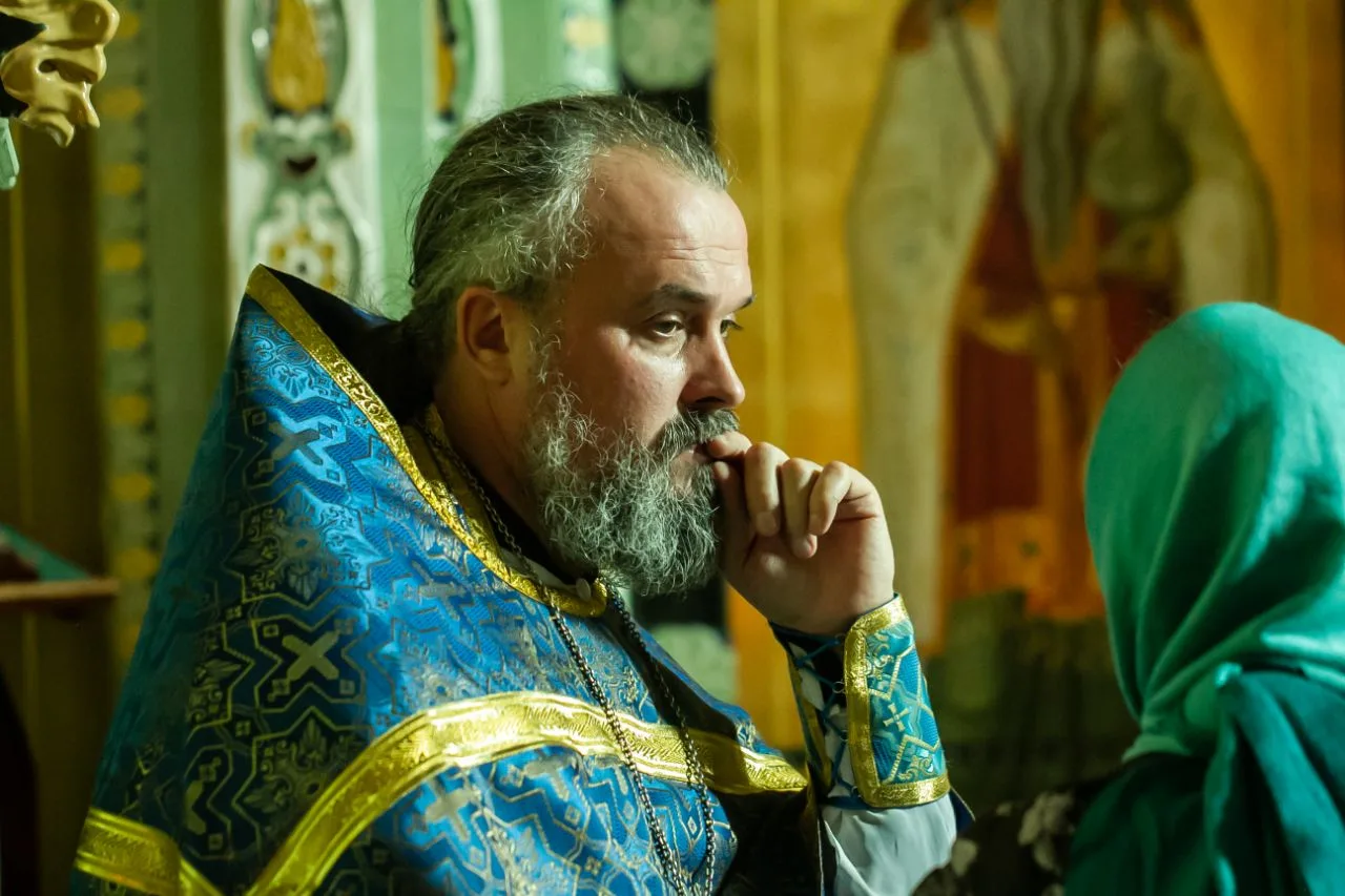 Миряне часто спрашивают: «Почему священник может исповедоваться периодически, а мирян обязывают испо