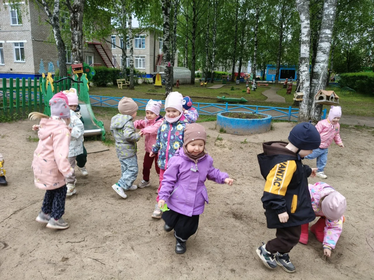 ☀️«Дружить — не тужить: летний праздник в младшей группе»

Летом каждый день в детском саду насыщен 
