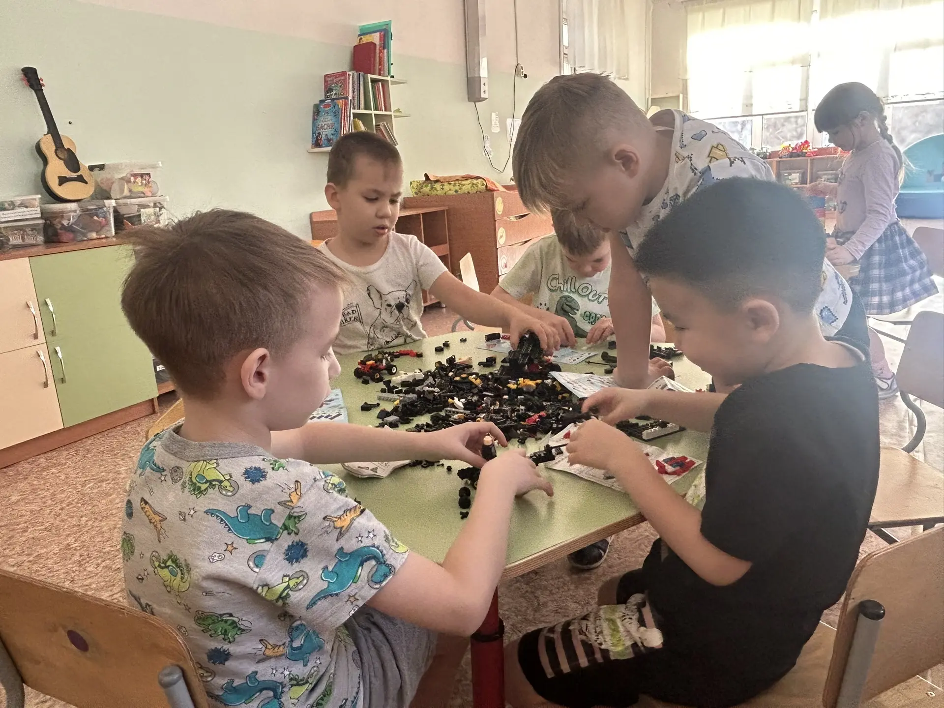 Дети из подготовительной группы №6 проявили изобретательность, создавая конструкции из ...