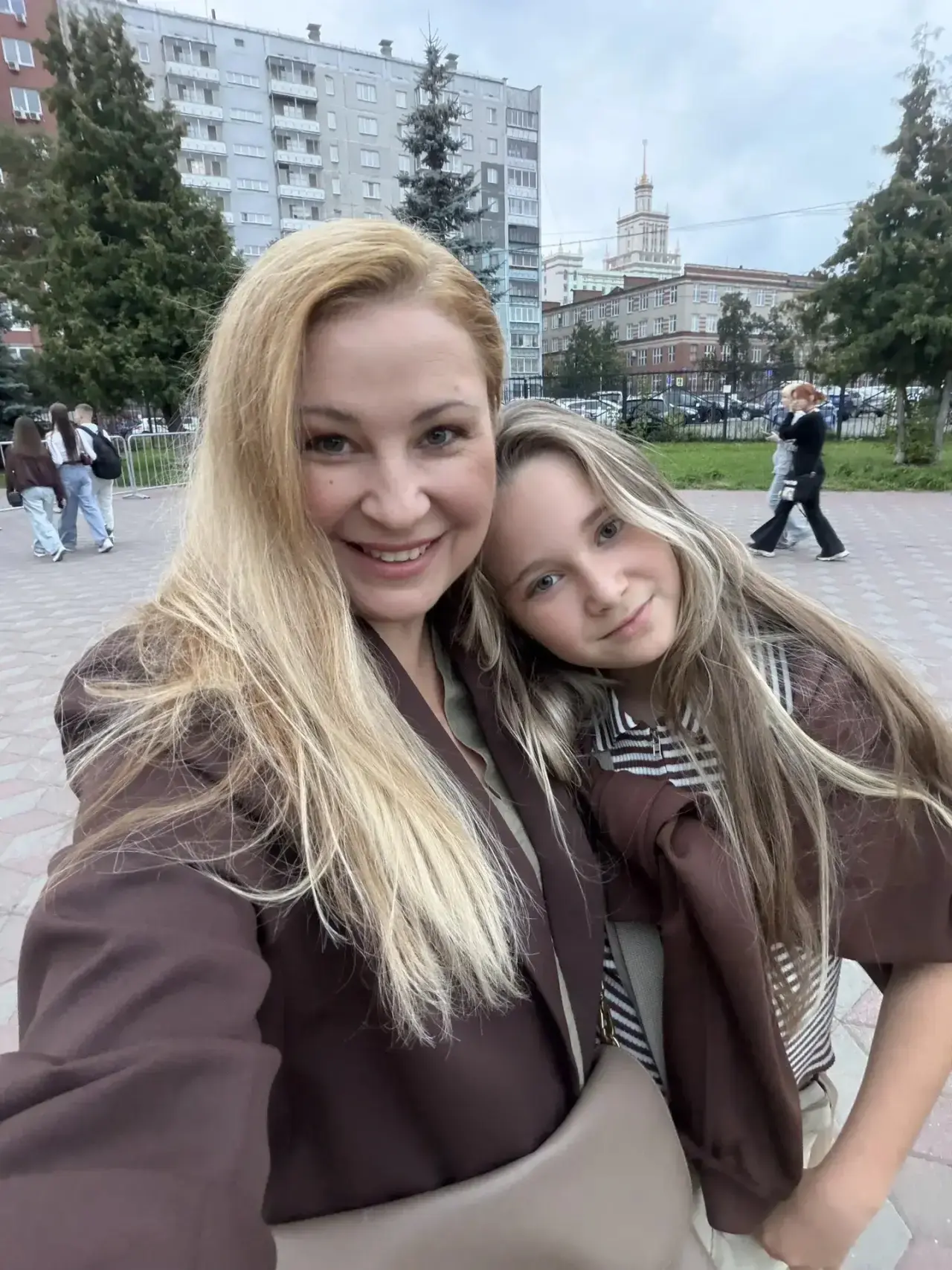 Приехали с Ритой гулять в парк Гагарина, сегодня здесь концерт 🎵❤️