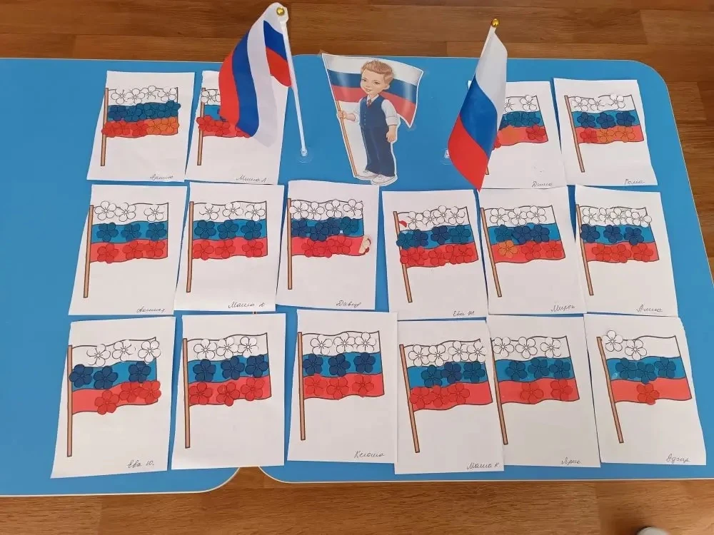 В преддверии Дня России  проведено занятие:  Аппликации "Мой флаг России"
#Ясельная группа