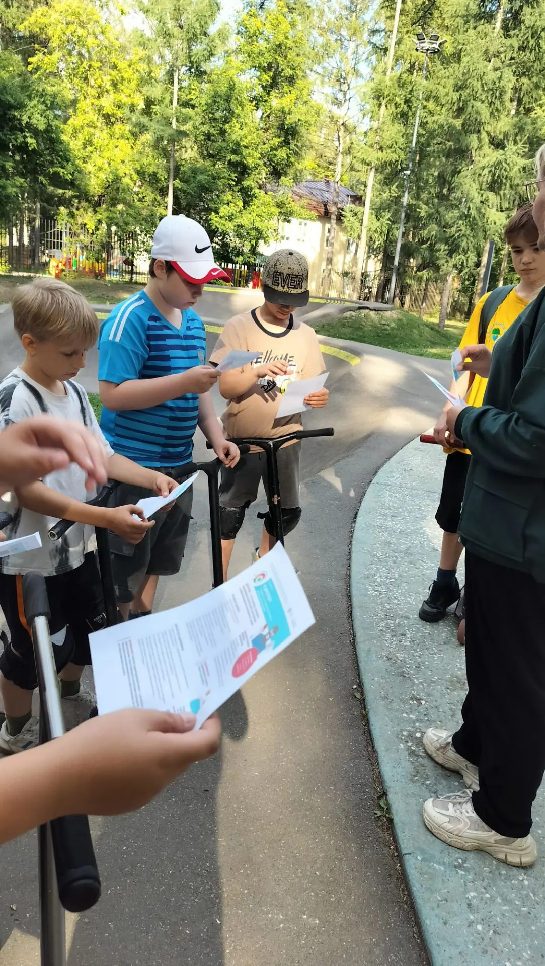 👩‍💻В парке “Москворецкий" состоялась беседа с подростками на актуальную тему "Дроперс...