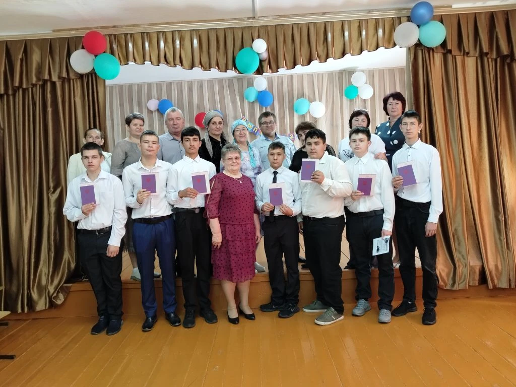 Вот и всё! Экзамены сданы, учебники закрыты (ну, почти), а в руках — заветные аттестаты!

 Сегодня м