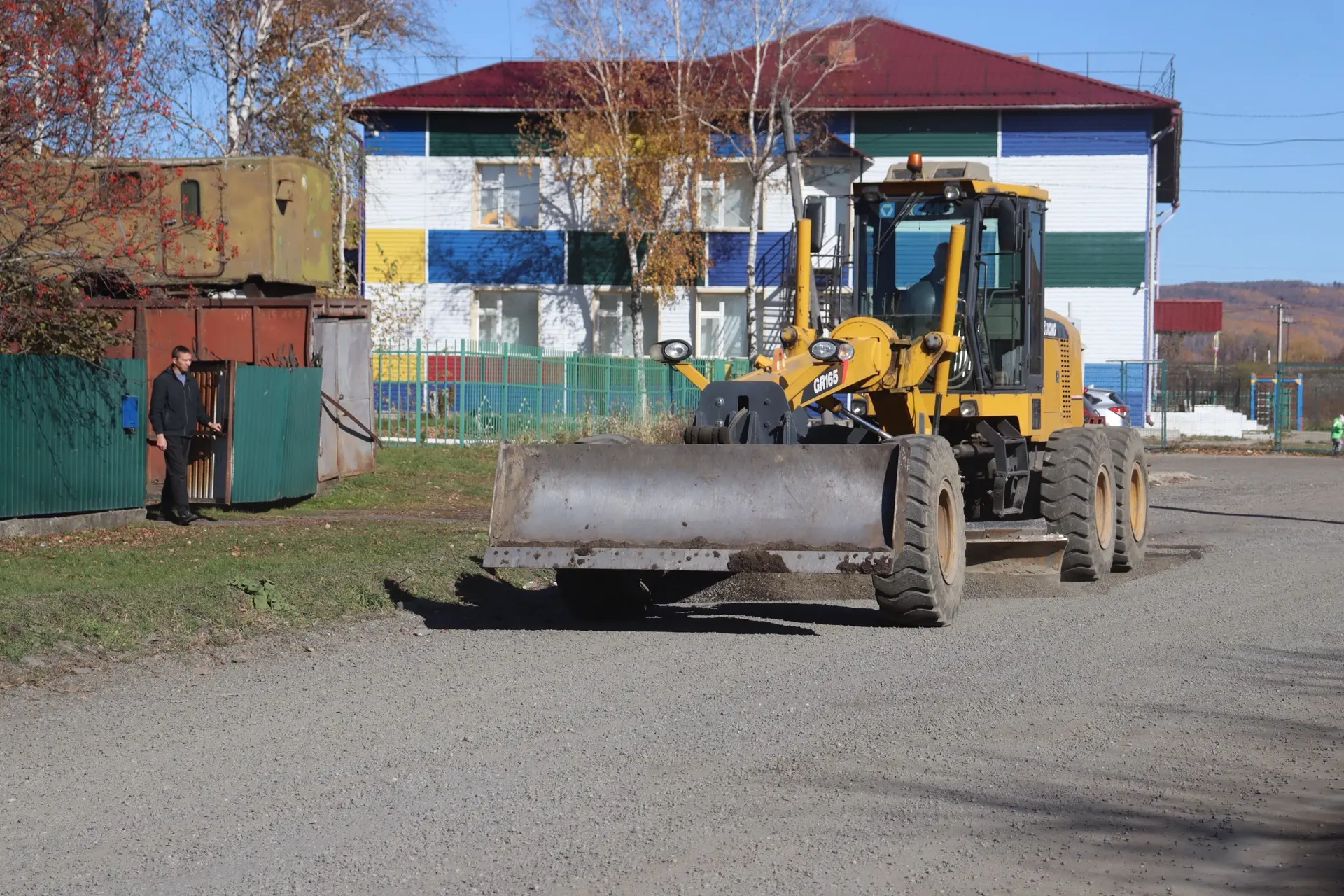 В Облучье продолжаются работы по содержанию и благоустройству городских территорий