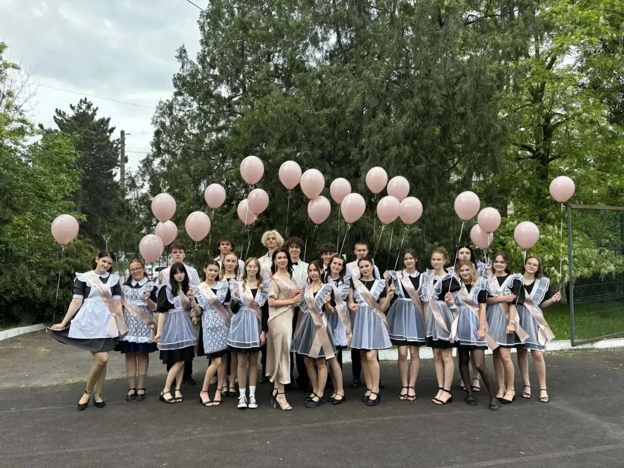 🎊Сегодня для наших выпускников 9-х и 11-х классов прозвучал последний звонок. Торжественная линейка 