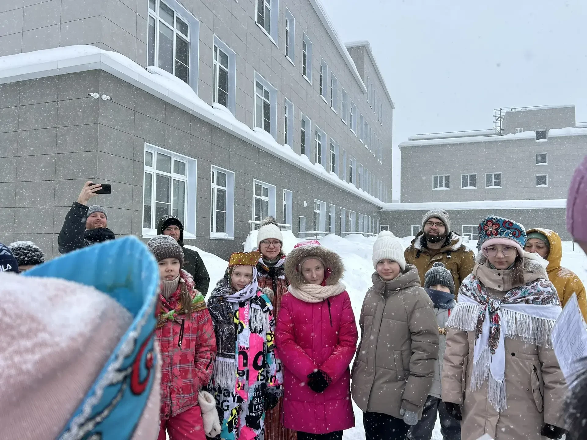 ❄Спорит, силой меряясь, Зимушка с Весной, Снегом заметала весь покров земной...  🥞Пятые классы приня