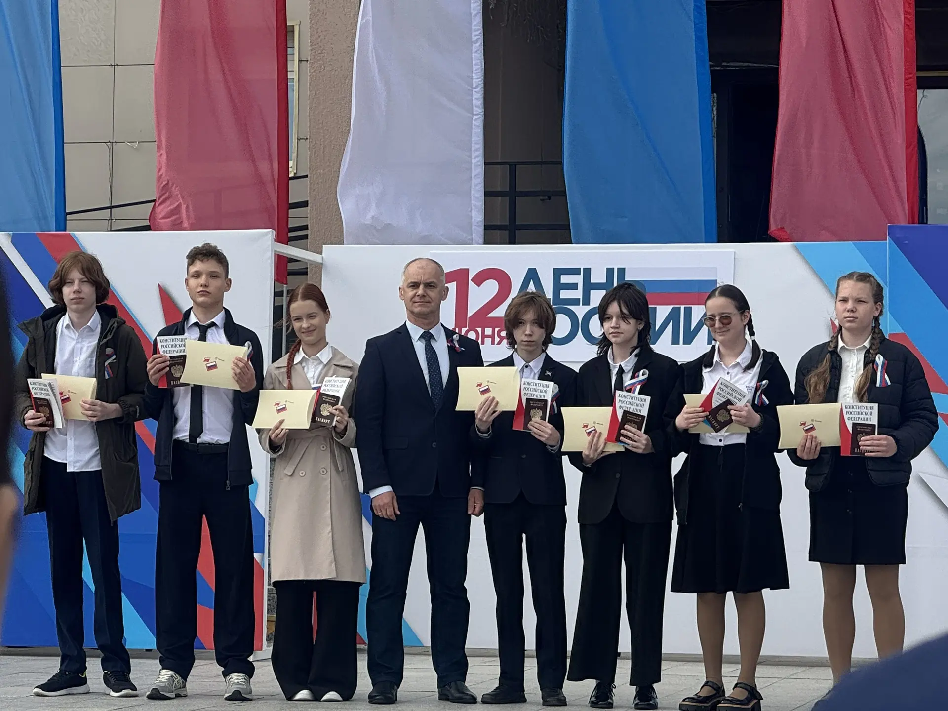 🤍💙♥️Гордимся жить, мечтать и творить в России!

День России – это праздник, который объединяет нас