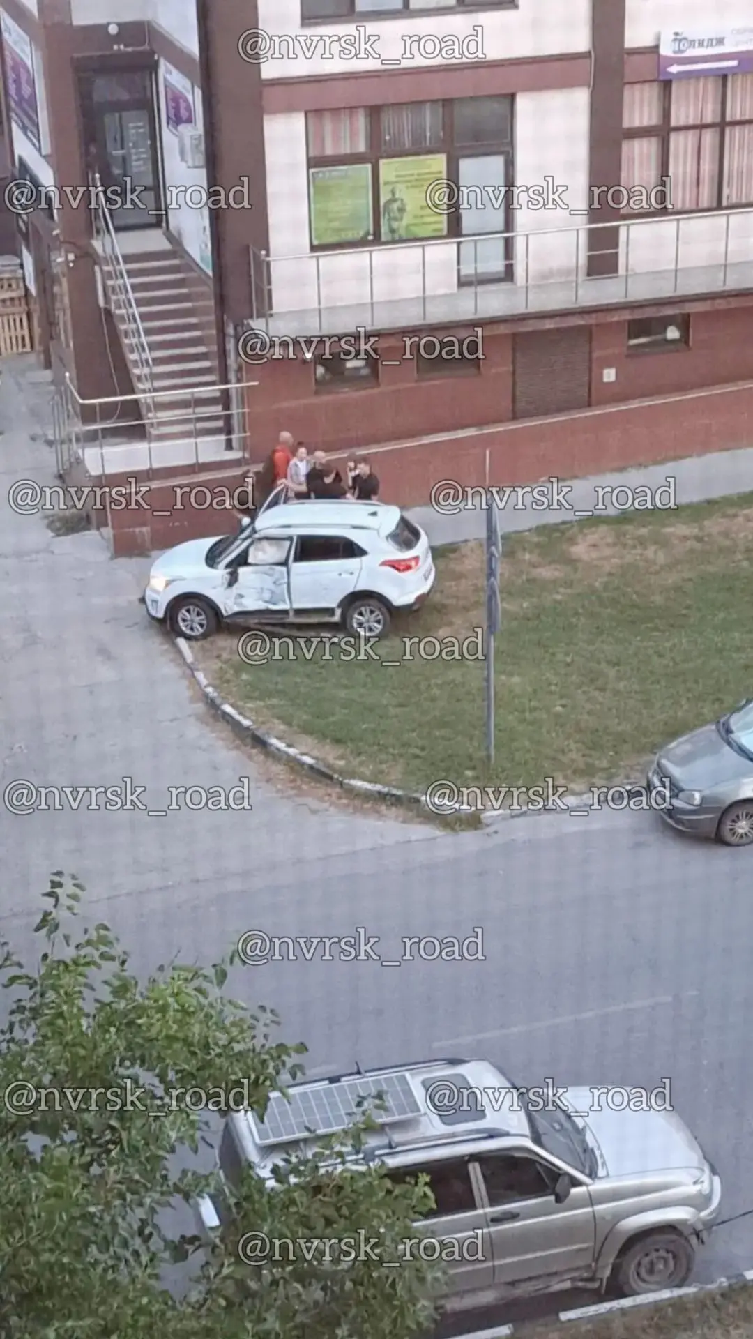 24.07.26 ДТП ул. Видова / Московская, мо слов очевидцев фура запустила Hyundai на газон.